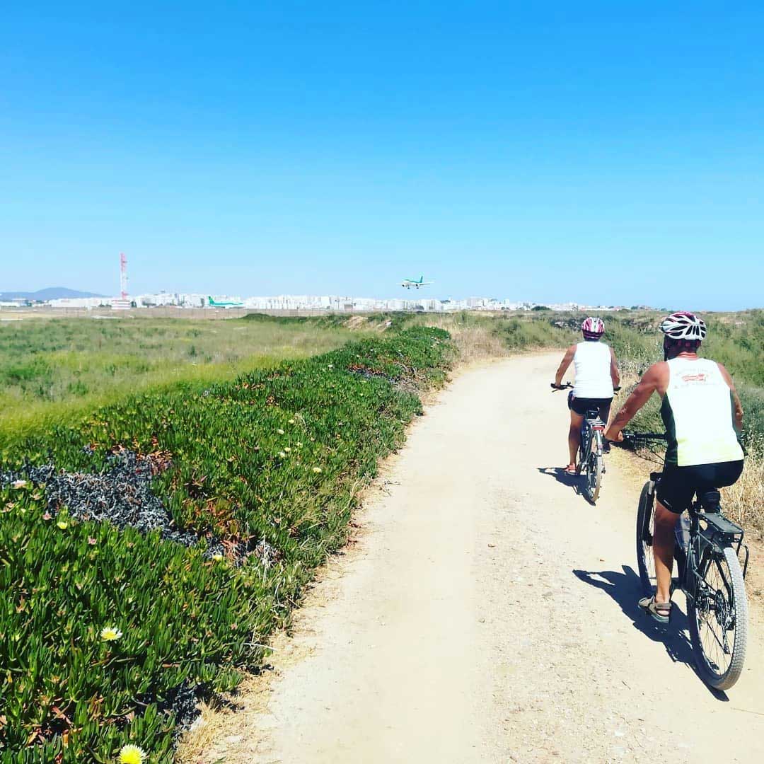 Two persons are enjoying a cycling holiday in South Portugal